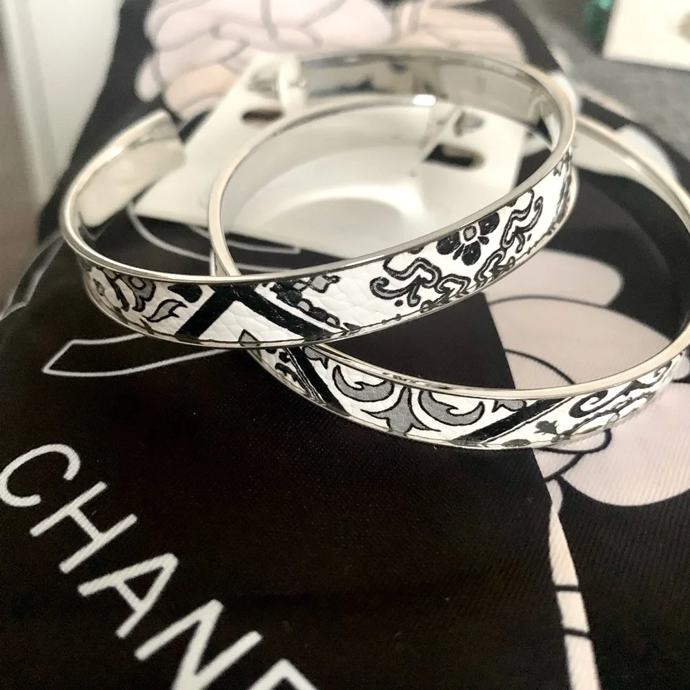 ✨NEW✨LARGE BLACK & WHITE HOOP EARRINGS - Picture 2 of 4